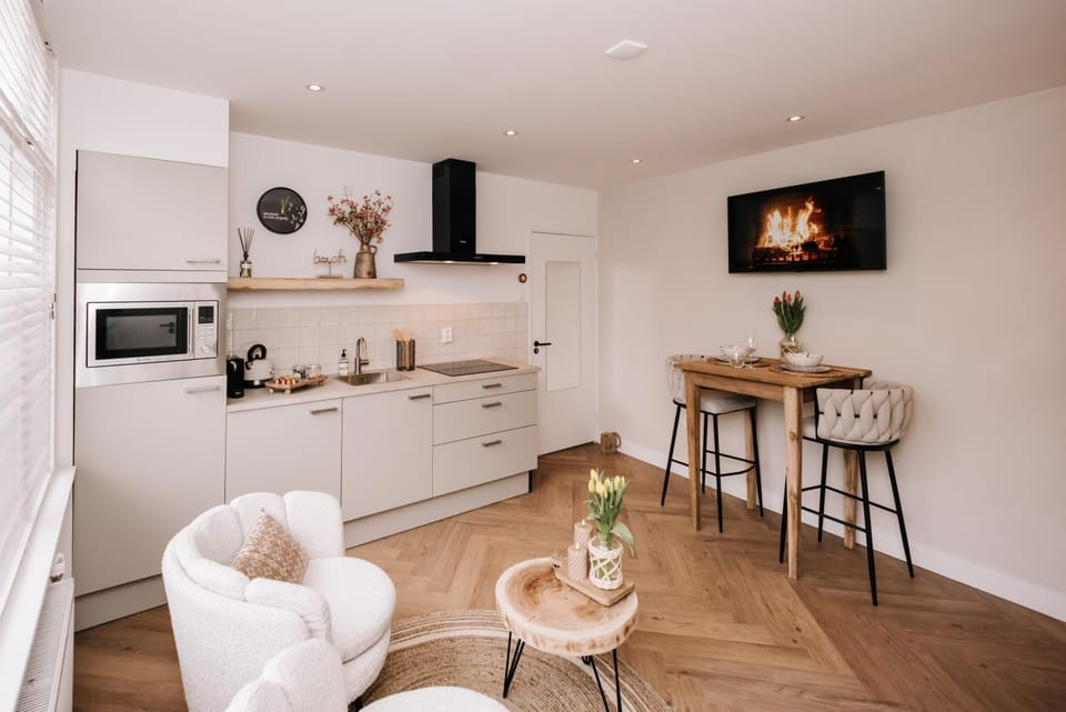 TV and multimedia, Coffee/tea facilities, Kitchen or kitchenette, Living room, Seating area, Dining area, pet friendly, stove