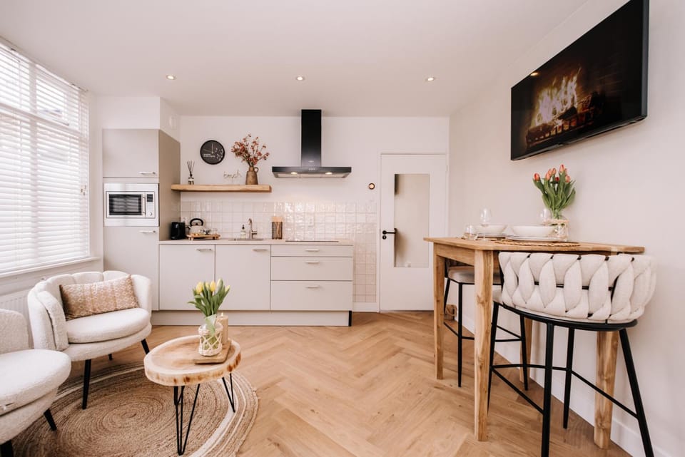 TV and multimedia, Kitchen or kitchenette, Living room, Seating area, Dining area, minibar, pet friendly, stove