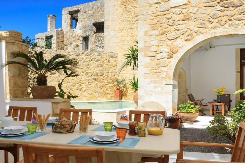Property building, Patio, Restaurant/places to eat, Day, Food and drinks, Dining area, Food, Swimming pool, Breakfast