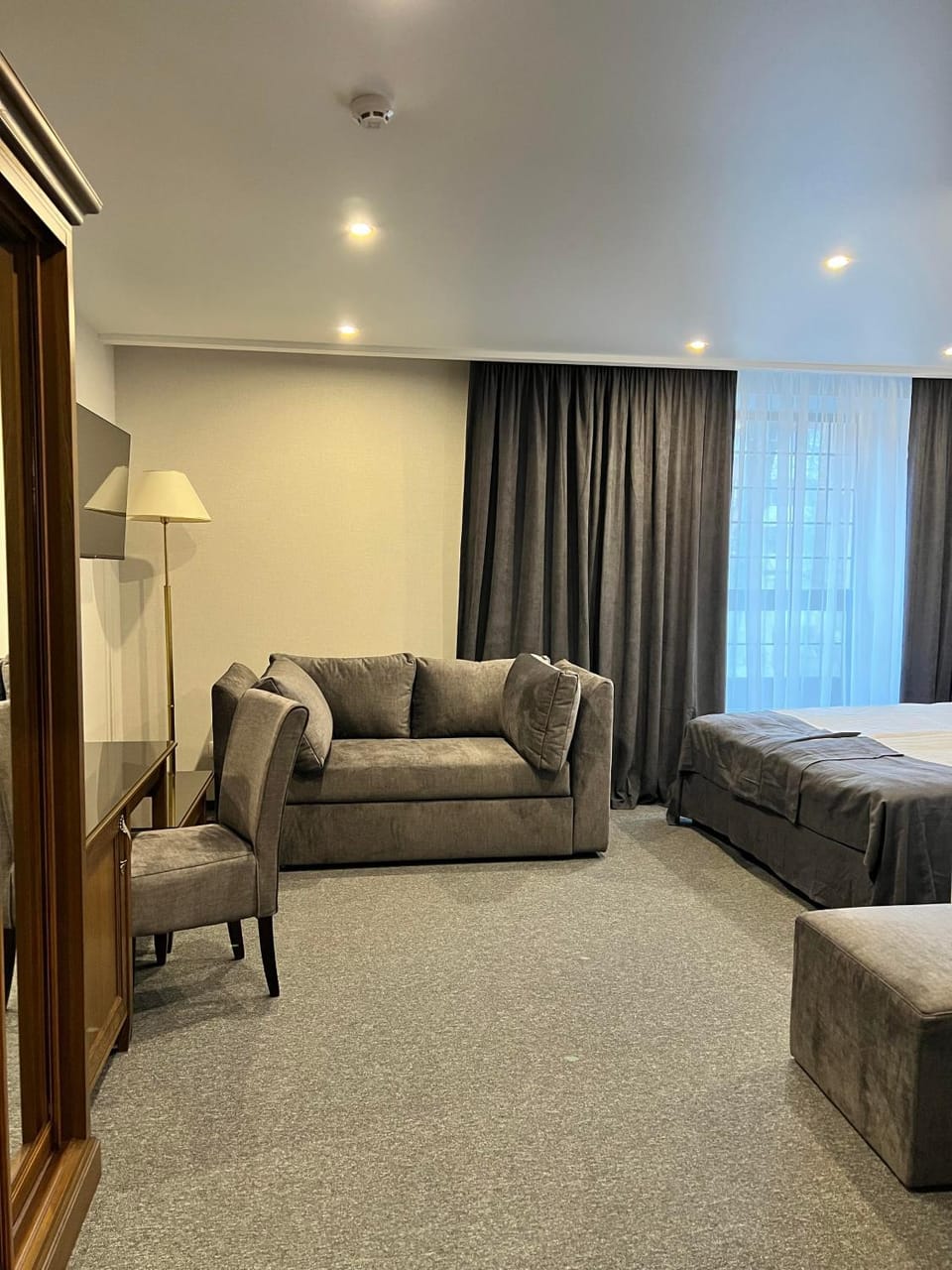Bed, Photo of the whole room, Seating area, Bedroom