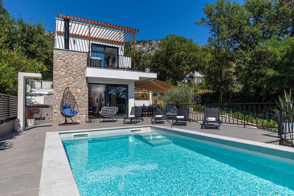 Day, Swimming pool