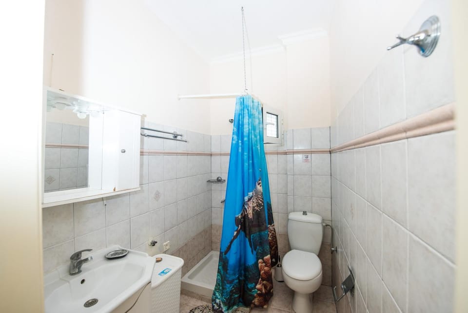 Shower, Toilet