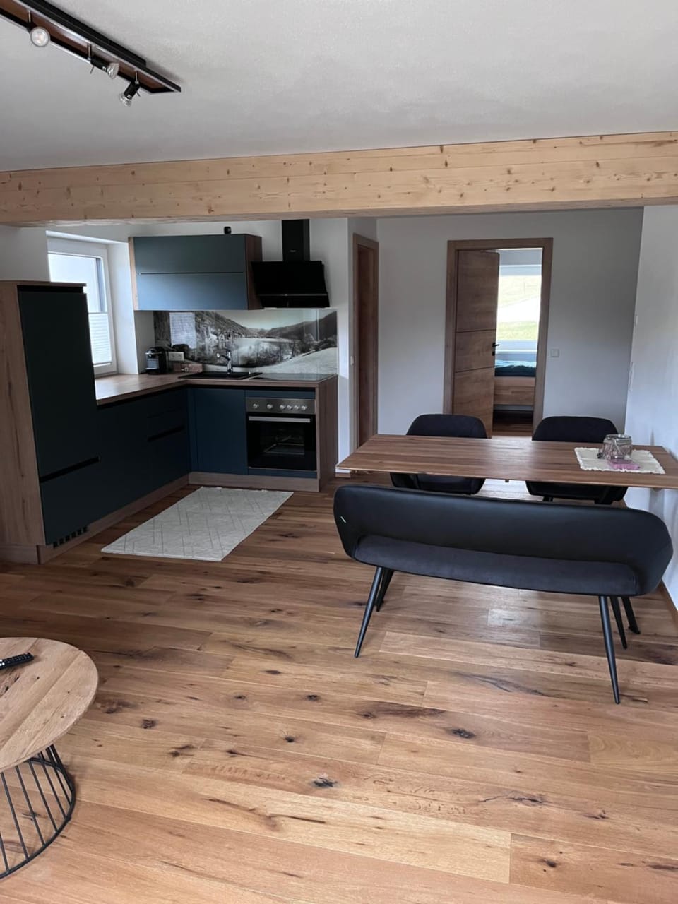 Kitchen or kitchenette, Seating area, stove