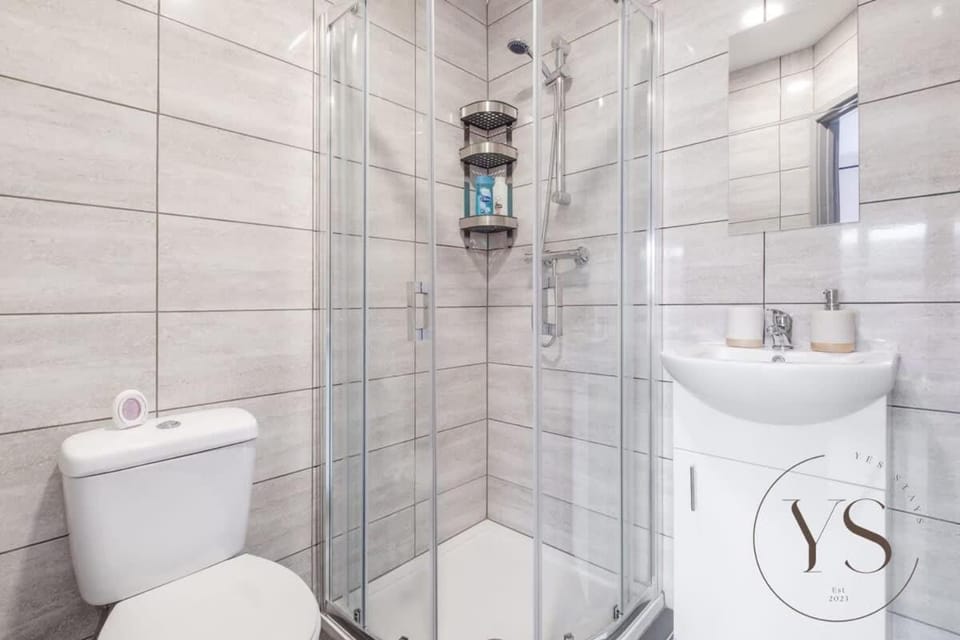 Stylish Longton Studio 2A Near Alton Towers with Smart TV & Kitchenette Apartment in Stoke-on-Trent