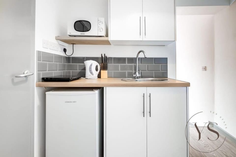 Bright Suite 2B in Longton Near Alton Towers with Free Wi-Fi and Smart TV Apartment in Stoke-on-Trent