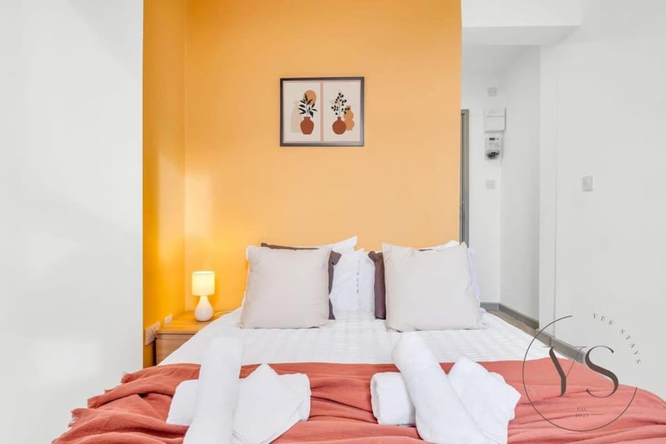 Bright Suite 2B in Longton Near Alton Towers with Free Wi-Fi and Smart TV Apartment in Stoke-on-Trent