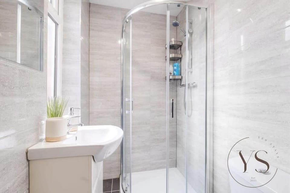 Bright Suite 2B in Longton Near Alton Towers with Free Wi-Fi and Smart TV Apartment in Stoke-on-Trent