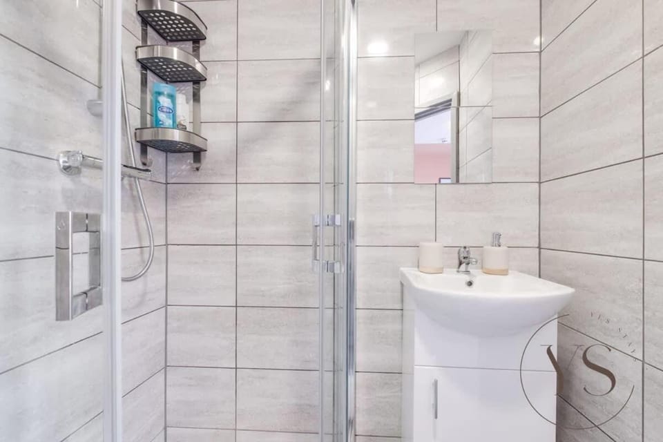 Modern Suite 2C in Longton Near Alton Towers with Wi-Fi and Smart TV Apartment in Stoke-on-Trent
