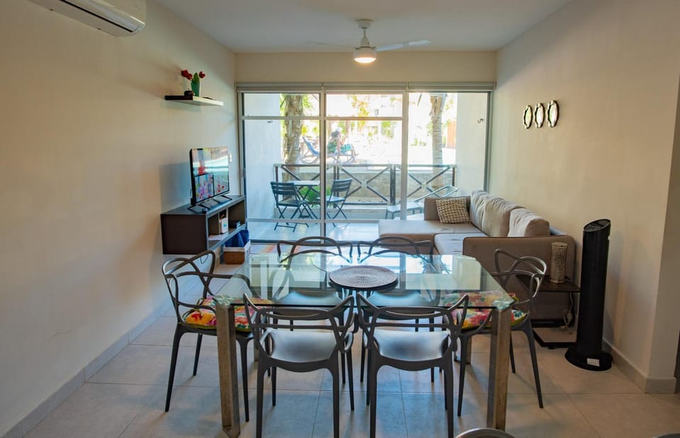 TV and multimedia, Balcony/Terrace, Living room, Seating area, Dining area, Pool view, air conditioner