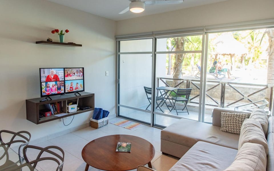 TV and multimedia, Balcony/Terrace, Living room, Seating area, Pool view