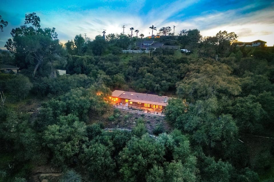 City Getaway, Hot Tub, Fire Pit, Game Room, BBQ, Hiking Trails, Vineyard Views, B-Ball House in Fallbrook