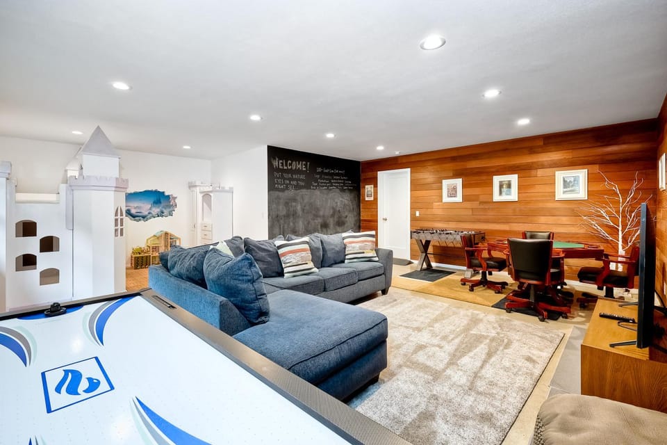 City Getaway, Hot Tub, Fire Pit, Game Room, BBQ, Hiking Trails, Vineyard Views, B-Ball House in Fallbrook