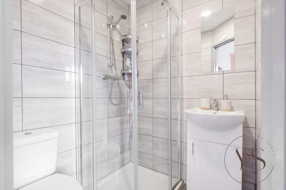 Bright 2D Studio in Longton Near Alton Towers with Smart TV and Self Check-In Apartment in Stoke-on-Trent