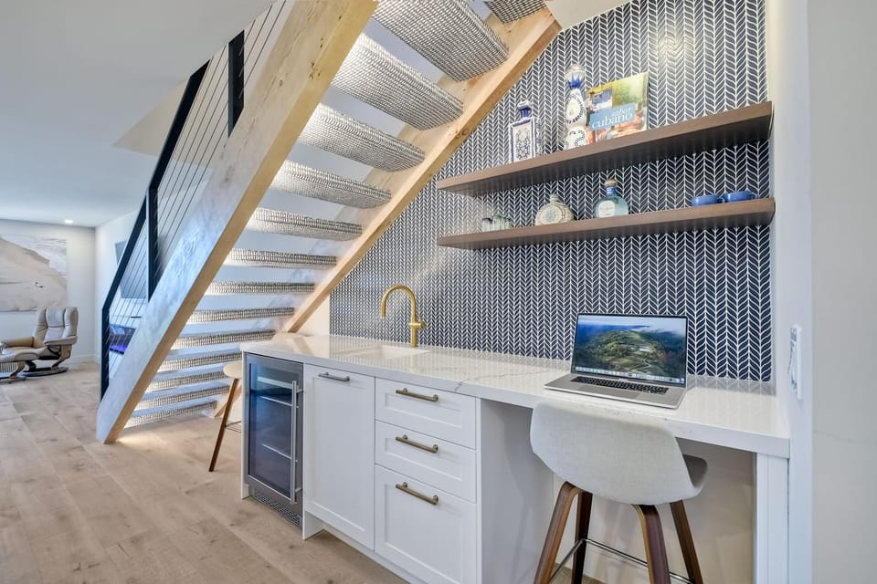 Oceanfront, Luxury Remodel, Pool, Walk To Dining House in Encinitas
