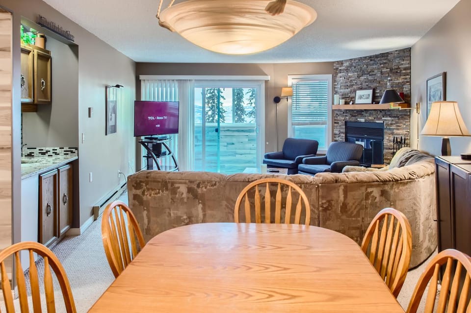 Ponderosa Inn 316 by Okanagan Premier Apartment in British Columbia
