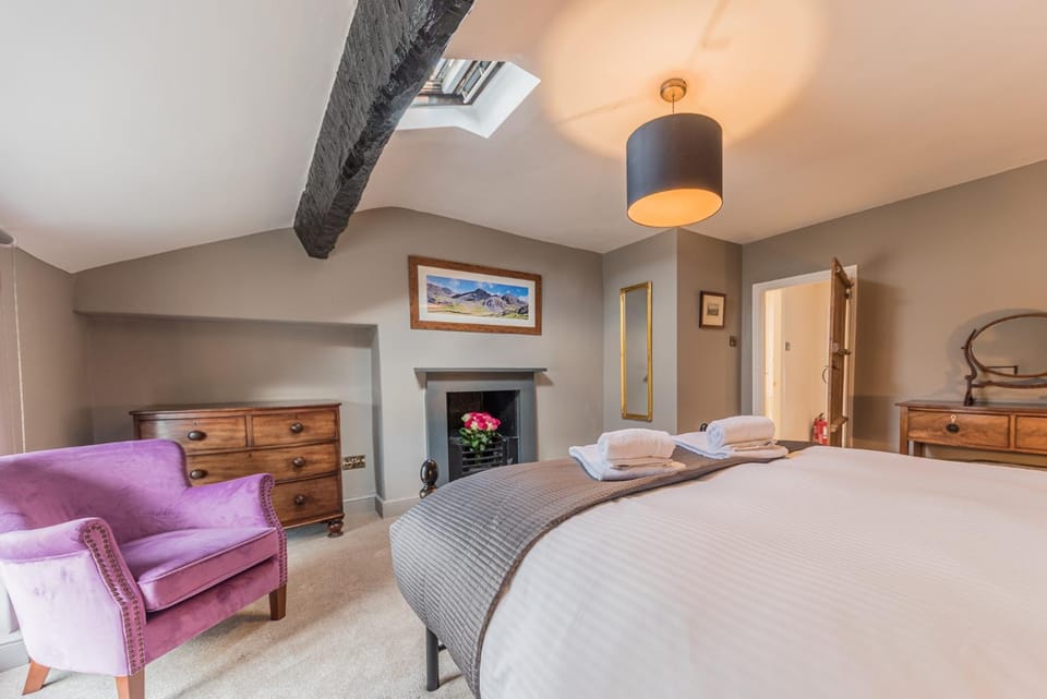 Bed, Photo of the whole room, Bedroom, towels