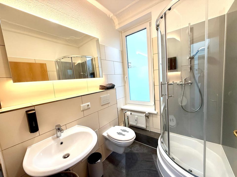 Shower, Toilet, Bathroom, towels
