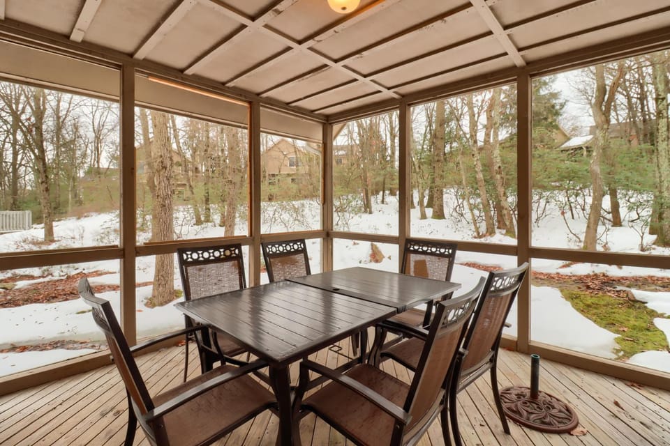 'Cozy Cove' Near Waterparks, Zip Line, Ski & More House in Pocono Mountains