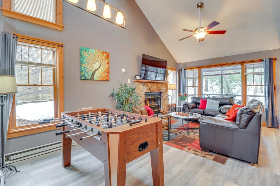 'Cozy Cove' Near Waterparks, Zip Line, Ski & More House in Pocono Mountains