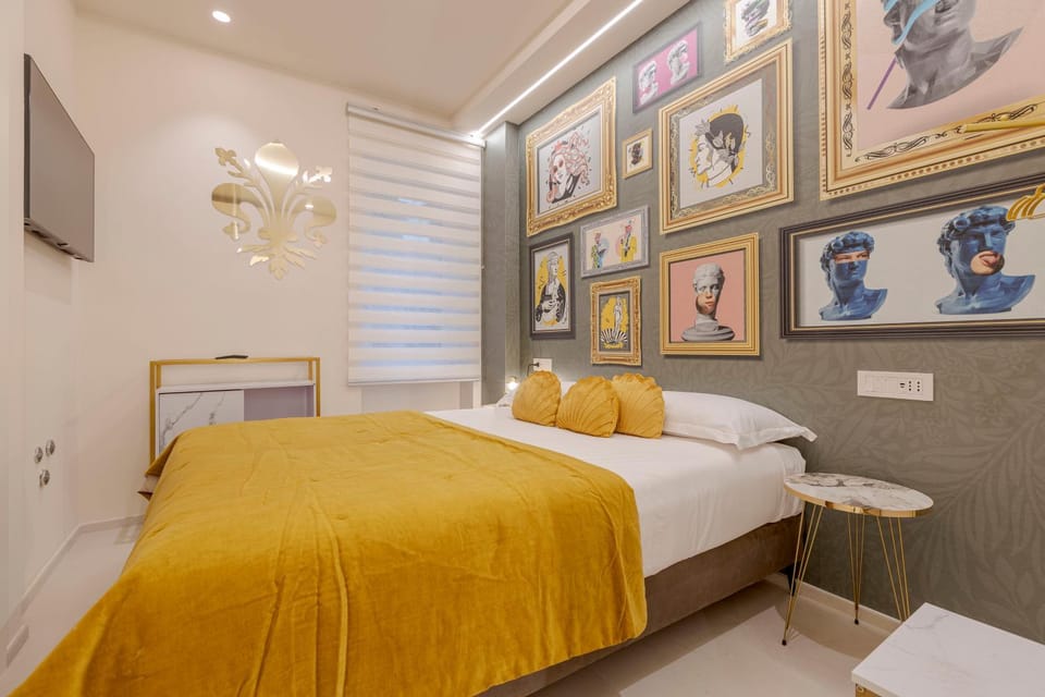 Bed, TV and multimedia, Photo of the whole room, Decorative detail, Bedroom