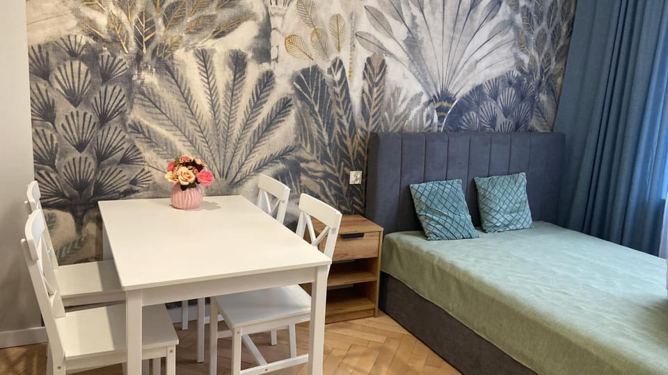 Bed, Living room, Photo of the whole room, Seating area, Dining area, Bedroom
