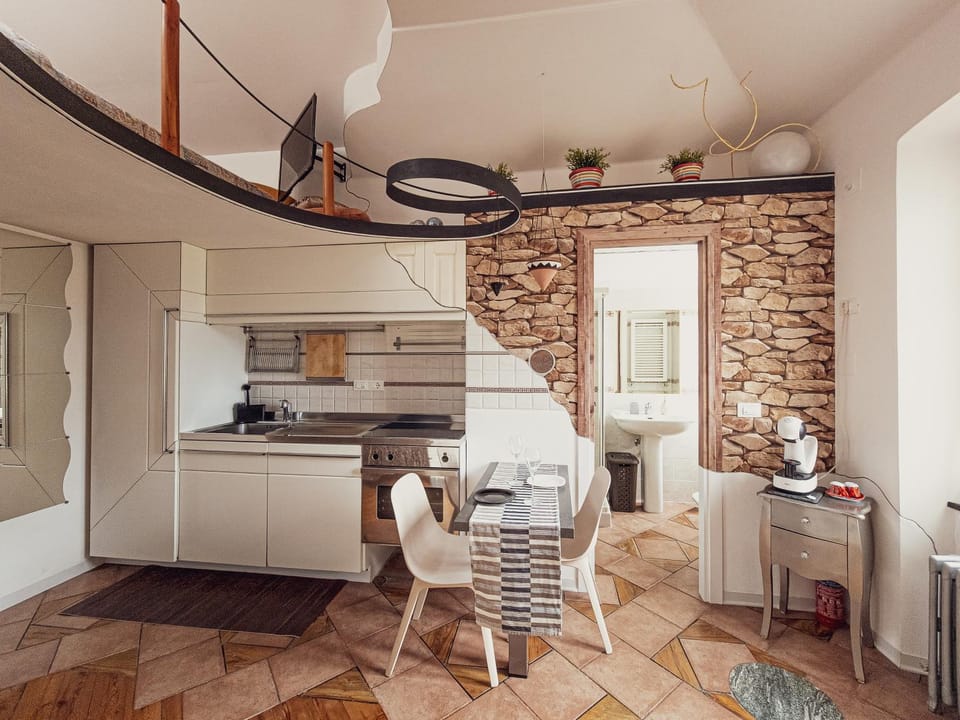 Kitchen or kitchenette, Dining area, minibar, oven