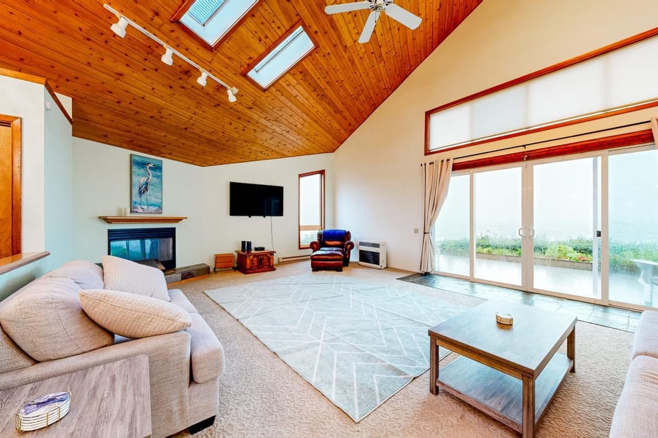 Oceanfront Oasis: Home Overlooking Pebble Beach! House in Crescent City