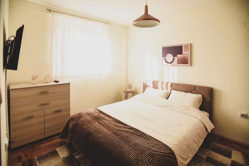 Bed, TV and multimedia, Photo of the whole room, Bedroom