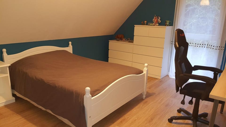 Photo of the whole room, Bedroom