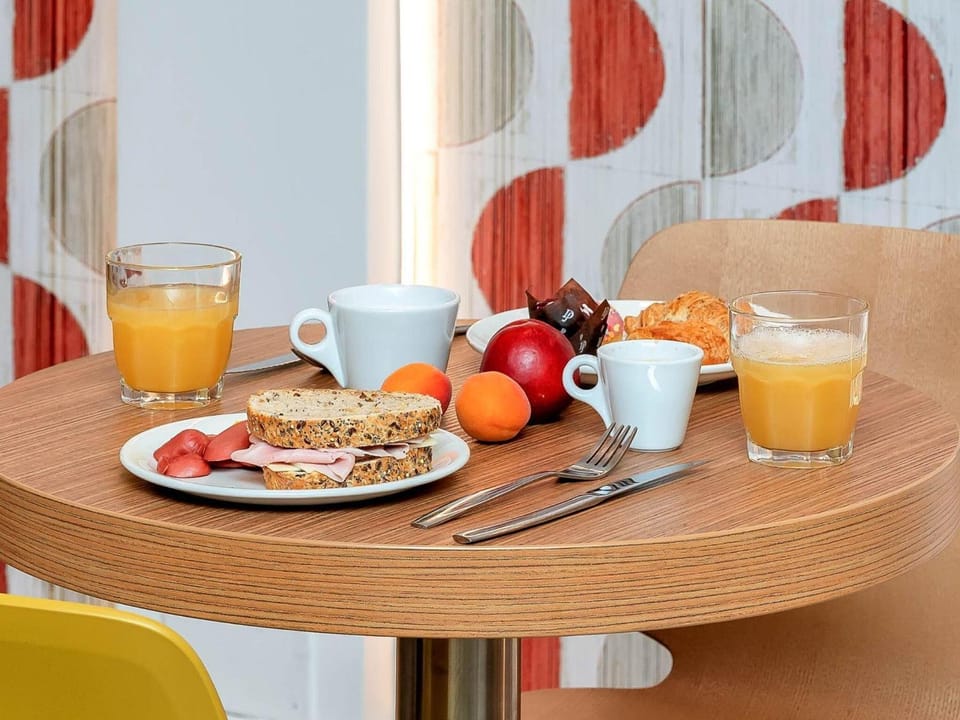 Photo of the whole room, Breakfast