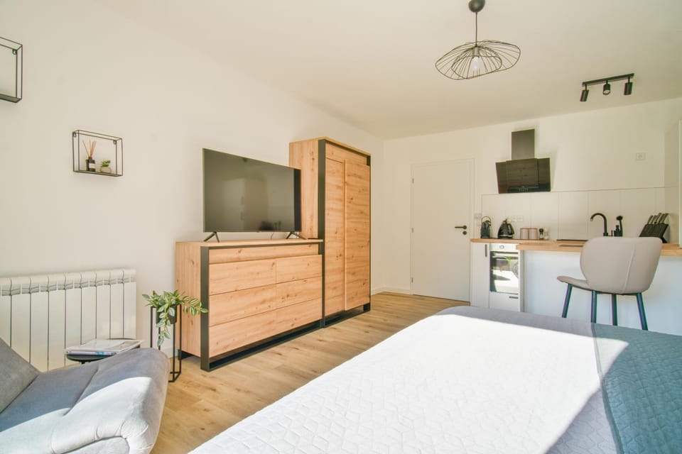 Bed, Kitchen or kitchenette