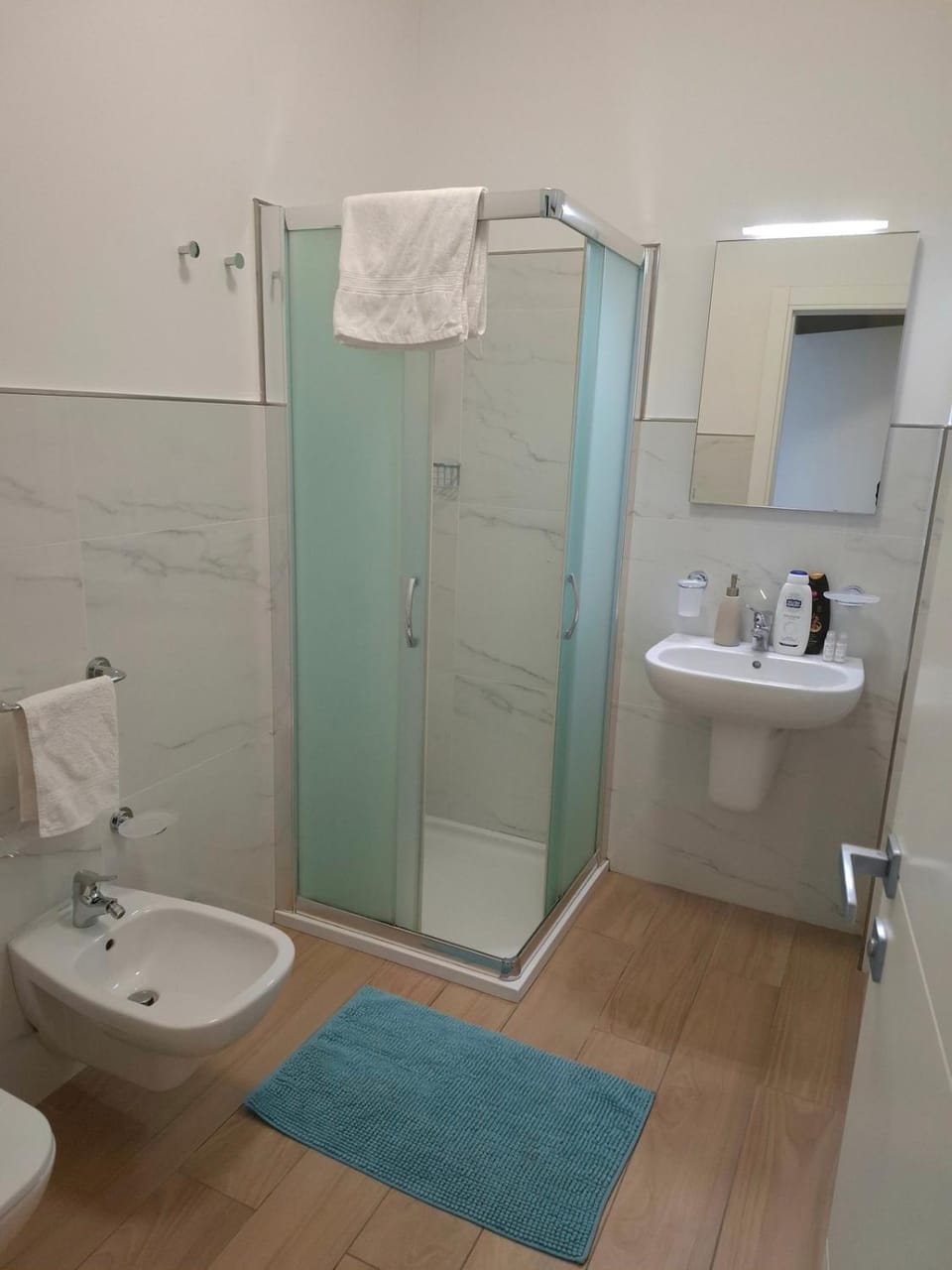 Shower, Toilet, Bathroom, towels