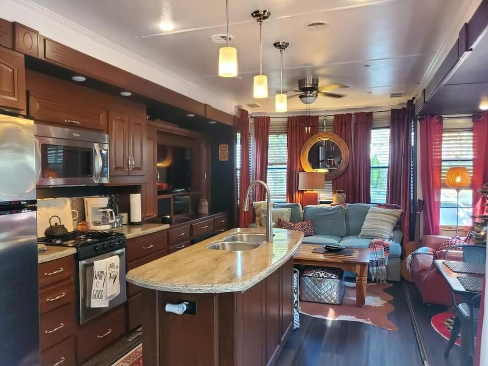 Kitchen or kitchenette, Internal: Not applicable to any particular room