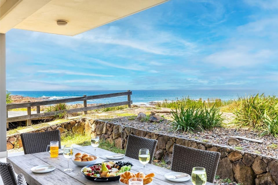 Ocean on the Rocks, 1,21 Ocean Ave - waterfront, Wi-Fi, Ducted Air Conditioning House in Anna Bay