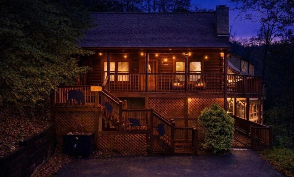 Bearadise Hot Tub 6 Min to The Island Chalet in Pigeon Forge
