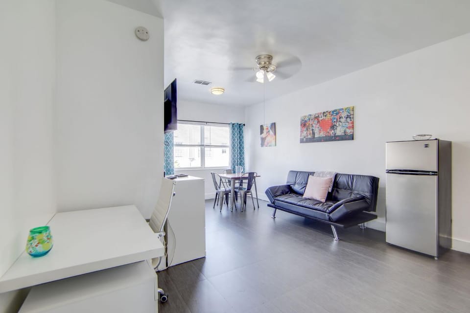 Chic Large Studio Apt Near Ocean Drive South Beach Apartment in Flamingo Lummus
