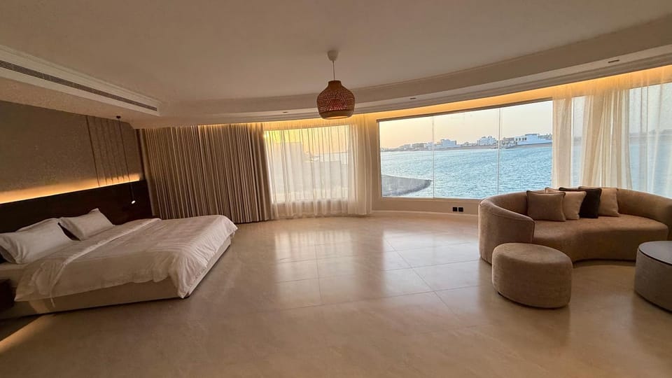 Bed, Natural landscape, Living room, Photo of the whole room, Seating area, Bedroom, Sea view