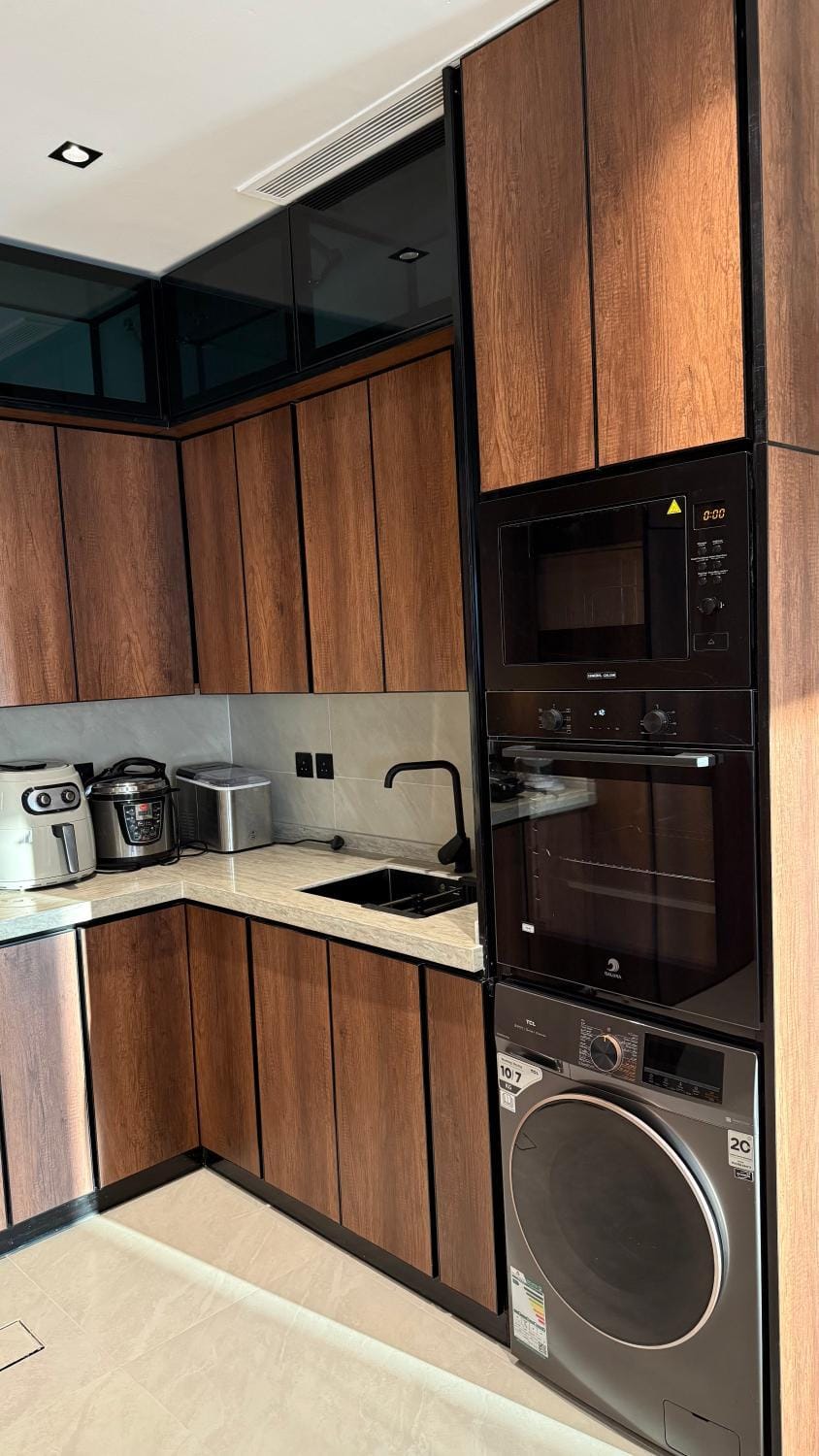 Kitchen or kitchenette, minibar, stove, washing machine, dryer