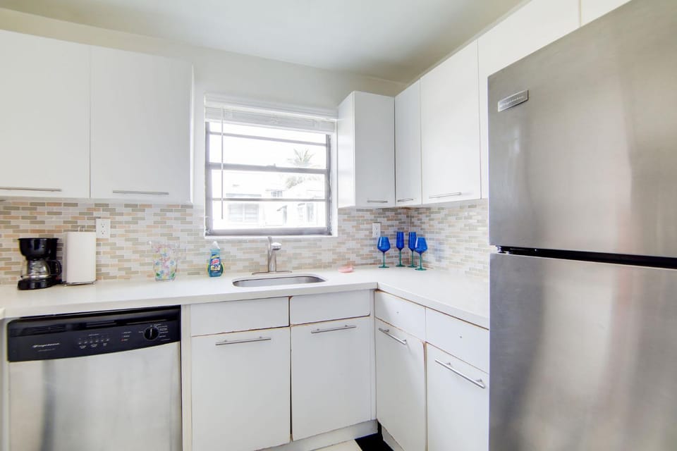 2B/2B, Free Parking, South Beach, 1 Block 2 Beach Apartment in Flamingo Lummus