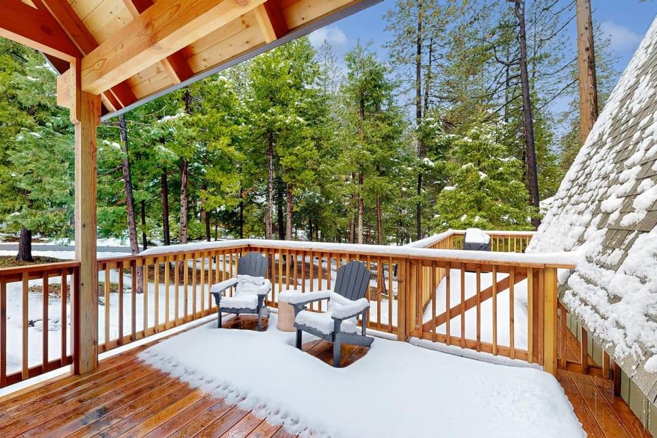 Groovy Days Chalet House in Arnold