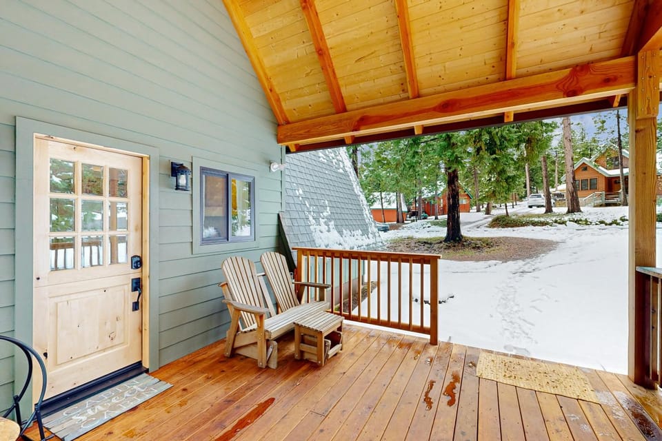 Groovy Days Chalet House in Arnold