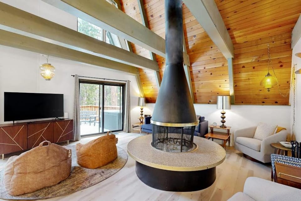Groovy Days Chalet House in Arnold