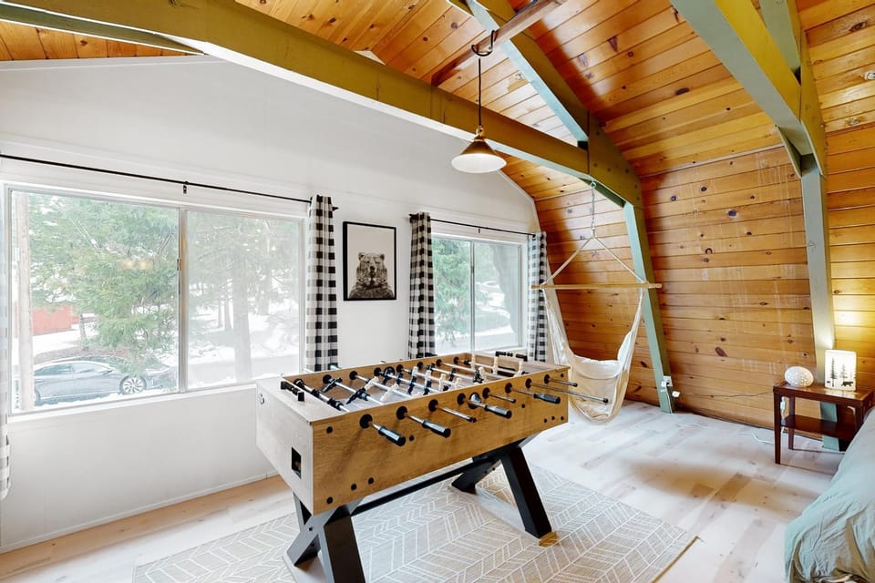 Groovy Days Chalet House in Arnold