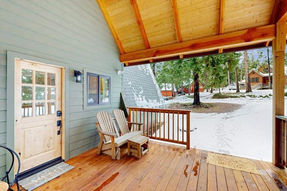 Groovy Days Chalet House in Arnold