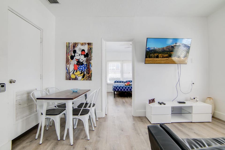 TV and multimedia, Living room, Seating area, Dining area, Evening entertainment