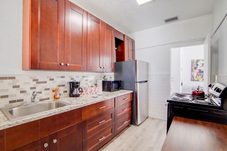 Coffee/tea facilities, Kitchen or kitchenette, oven, stove
