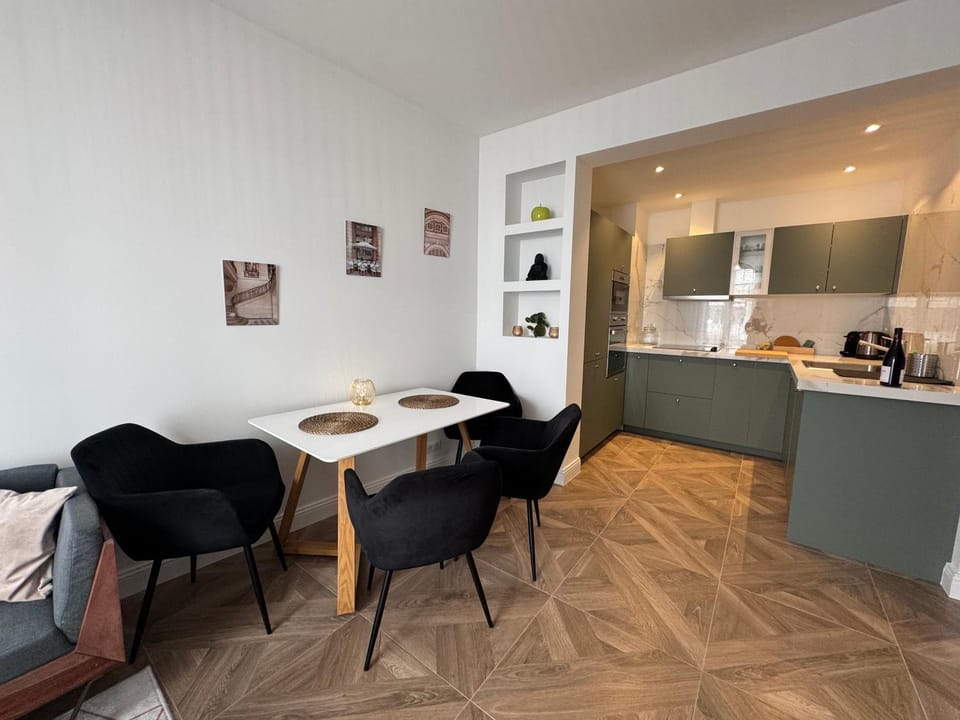 Coffee/tea facilities, Kitchen or kitchenette, Living room, Seating area, Dining area, minibar
