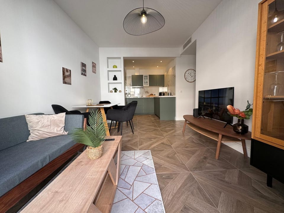 TV and multimedia, Kitchen or kitchenette, Living room, Seating area, Dining area