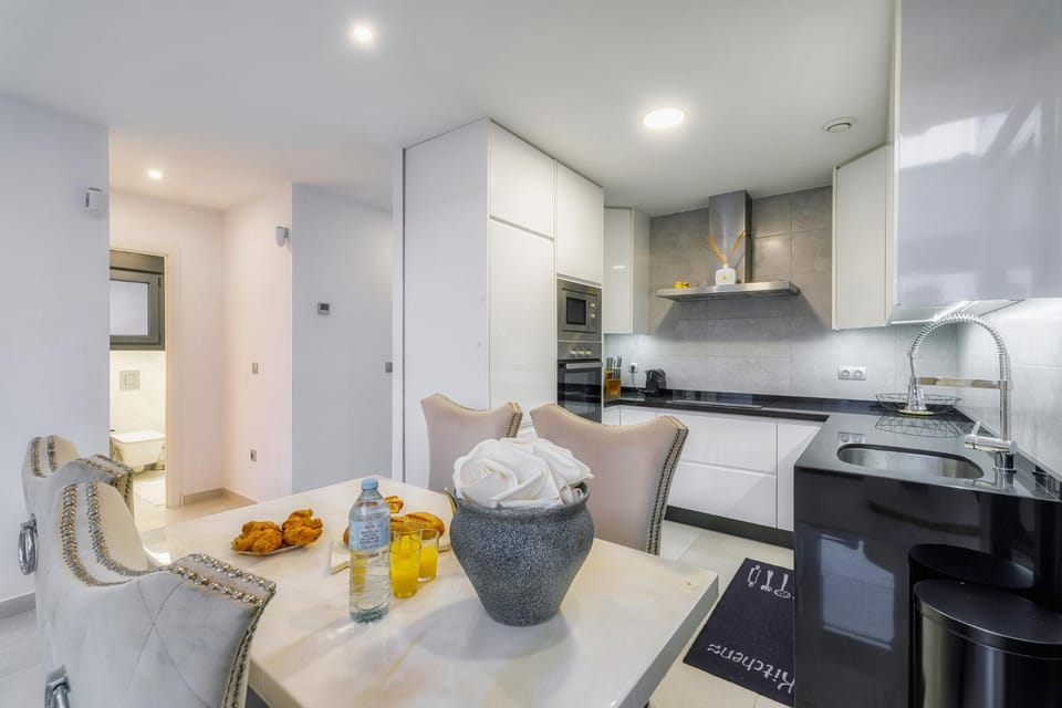 Coffee/tea facilities, Kitchen or kitchenette, Dining area, oven, stove, toaster