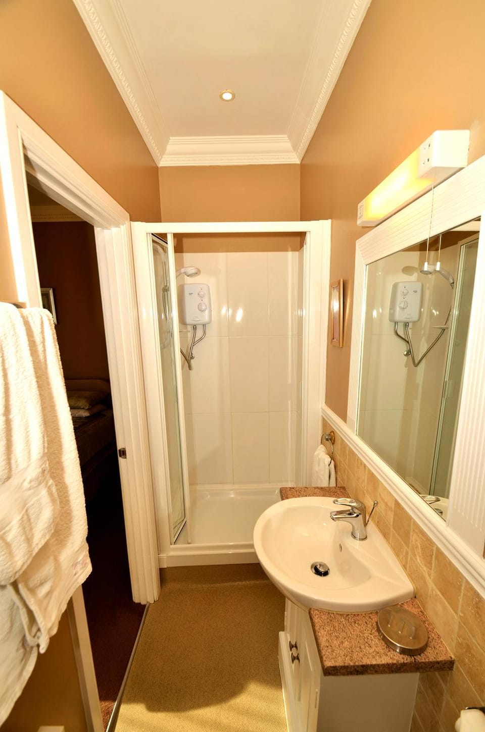 Shower, Toilet, Bathroom, towels